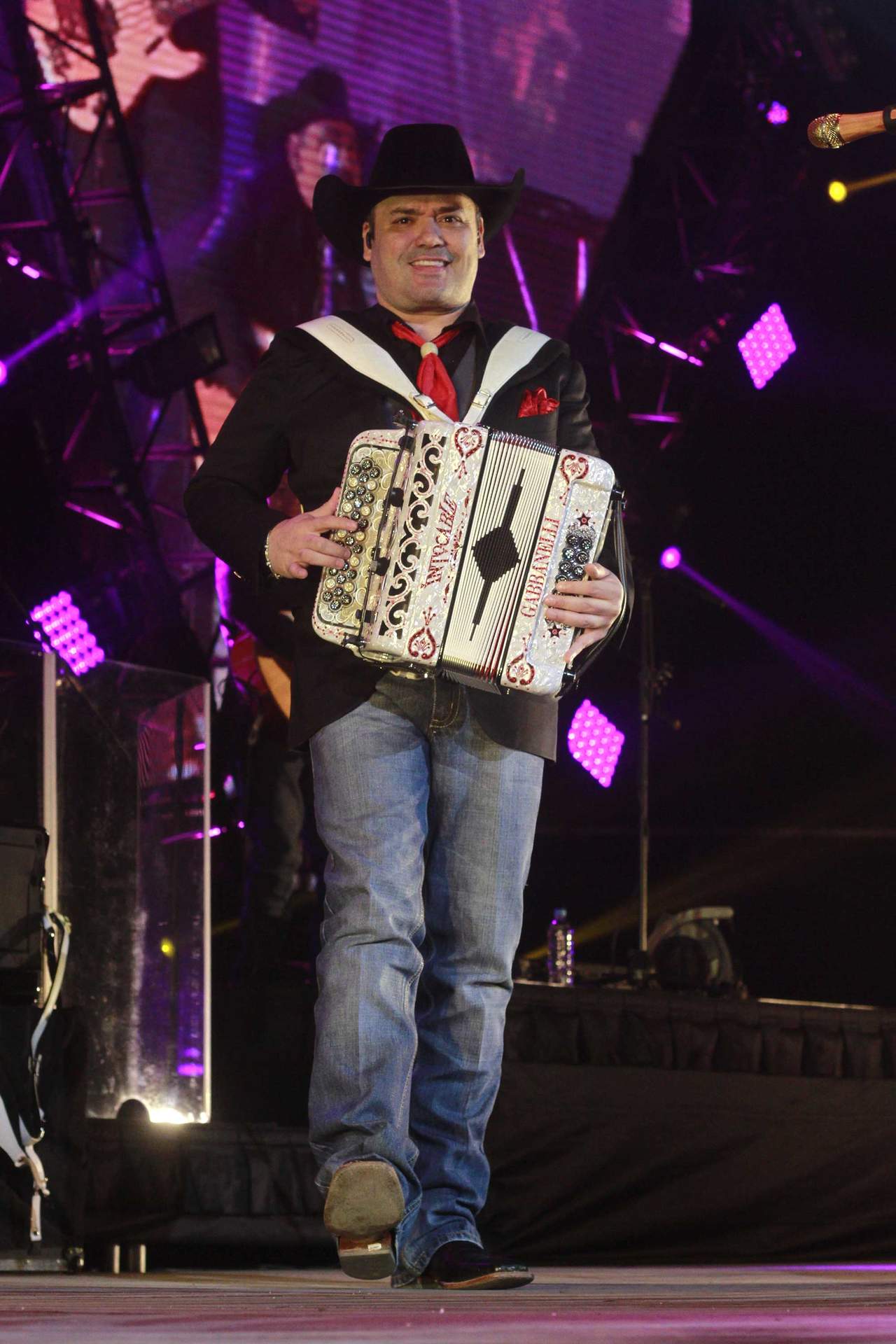 El vocalista Ricky Muñoz se disculpó con sus fans por cancelar los conciertos. (ARCHIVO)