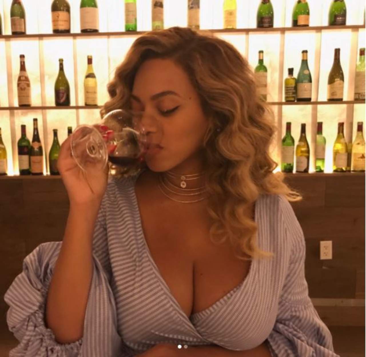 La cantante publicó una imagen donde se ve bebiendo una copa de vino, por lo que la criticaron ya que hace más de un mes dio a luz a mellizos. (INSTAGRAM)