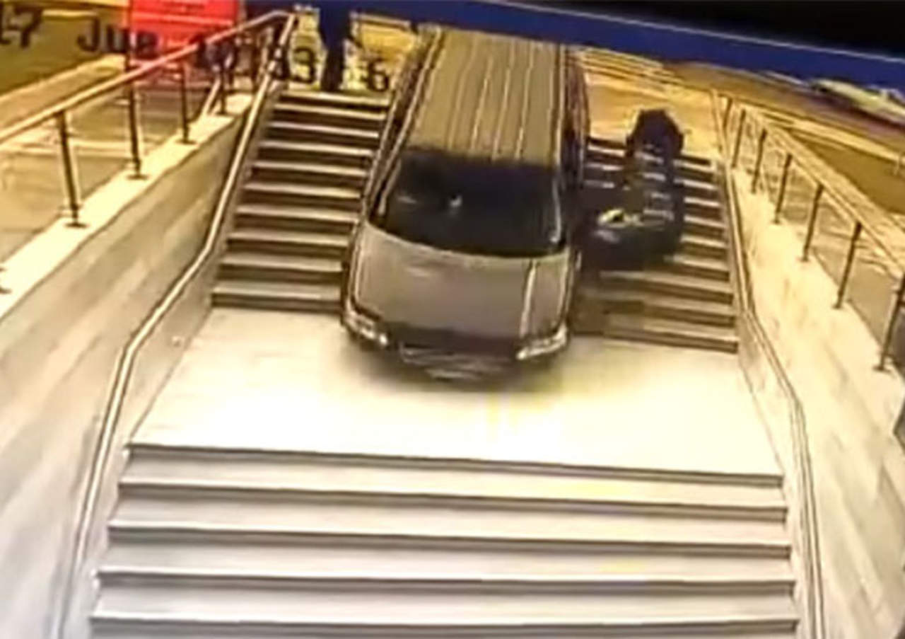 Confunde entrada por estacionamiento y cae por las escaleras