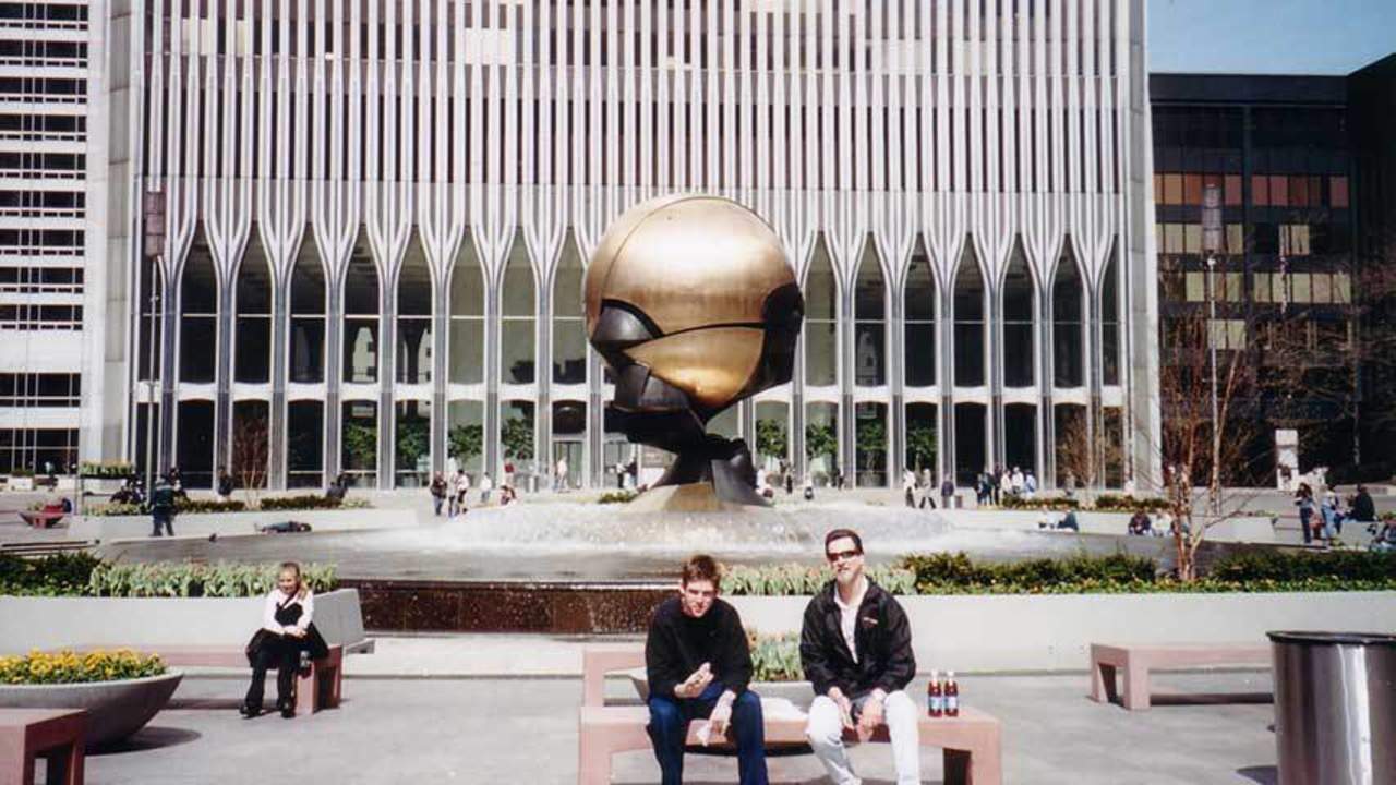 La esfera de color dorado resistió al desplome de las Torres Gemelas y fue rescatada de los escombros tras el atentado del 11 de septiembre de 2001. (ESPECIAL)