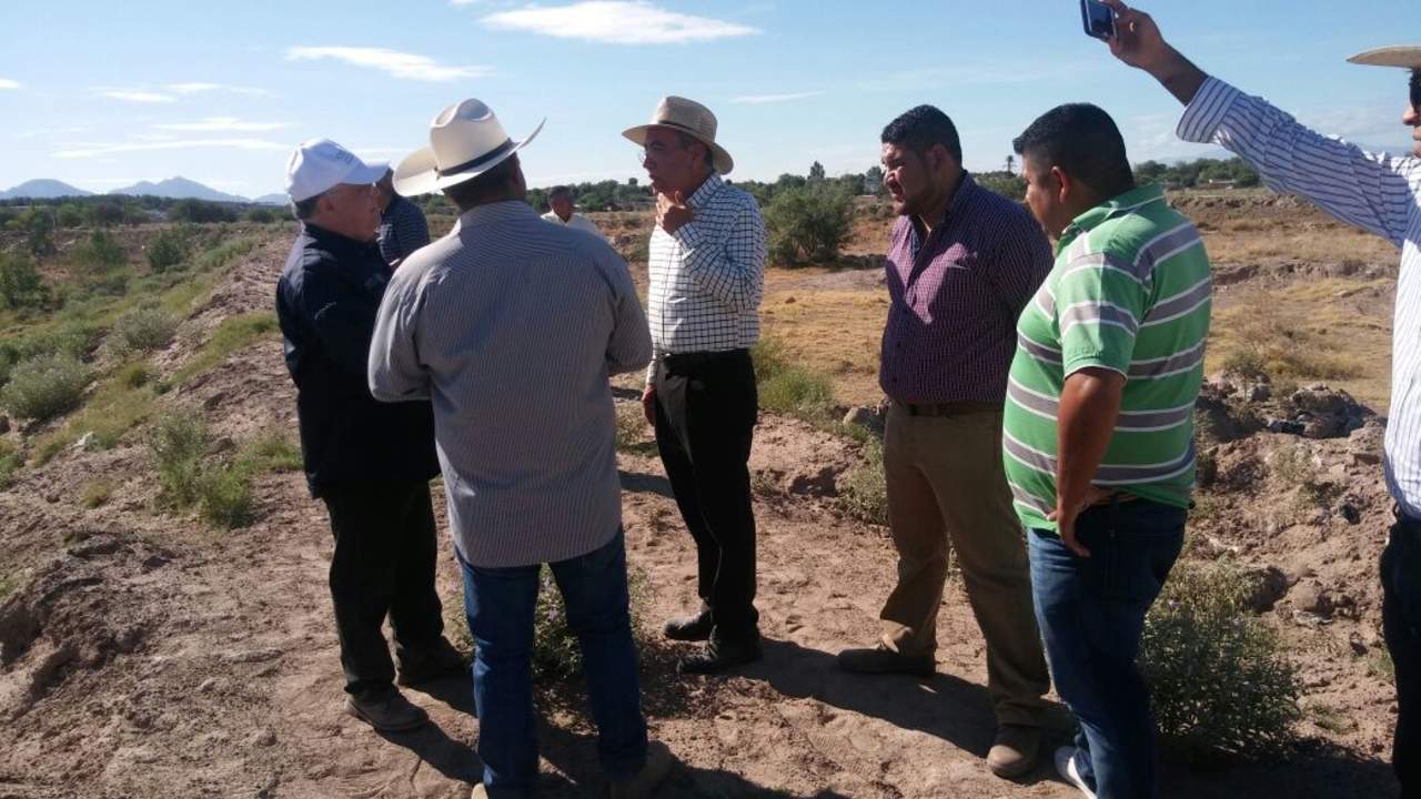 En el recorrido Ricardo Álvarez, estuvo acompañado del alcalde Raúl Onofre, el director de la CNC, Servando Chavarría y el titular de Protección Civil. (EL  SIGLO DE TORREÓN)