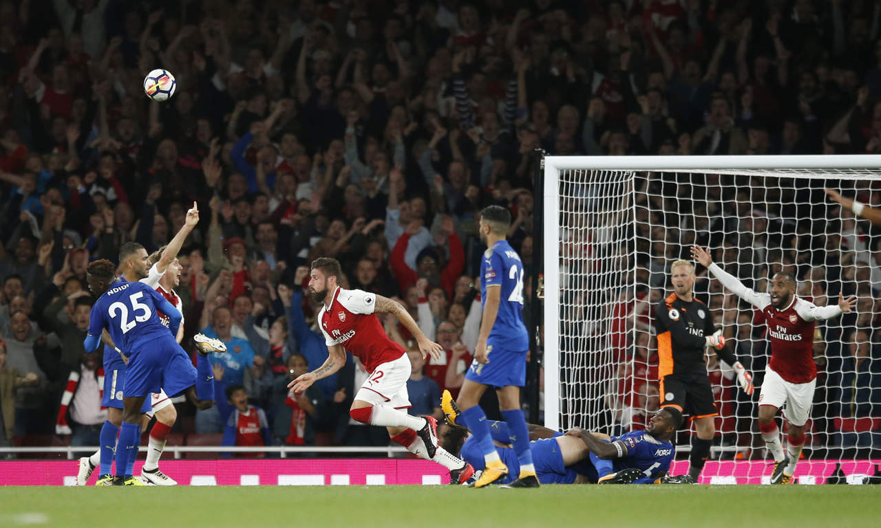 El Arsenal sobrevivió el primer infarto de la temporada 2017/2018 gracias a un agónico tanto del francés Olivier Giroud. (AP)