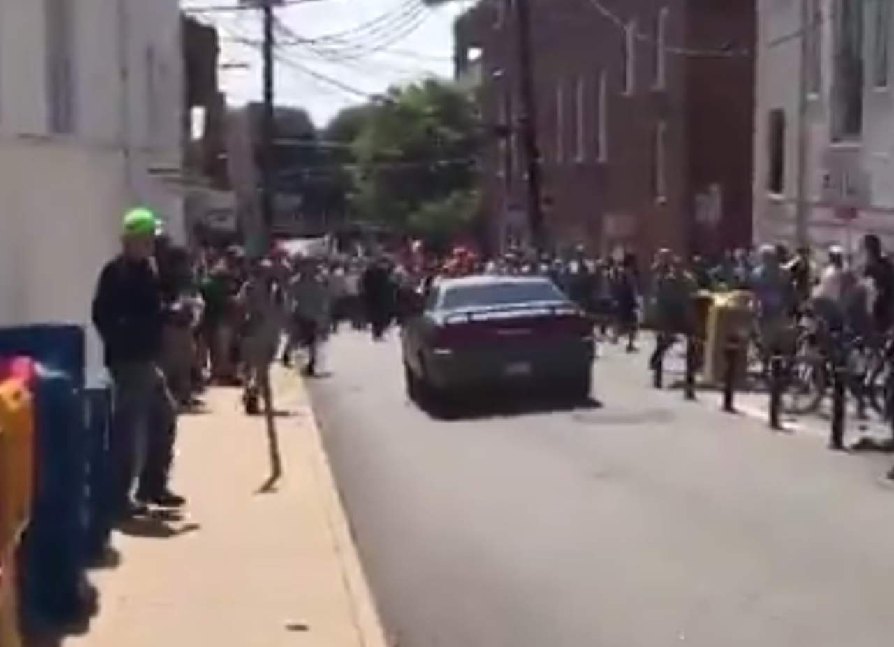 Auto arrolla a un grupo personas en Virginia tras marcha supremacista