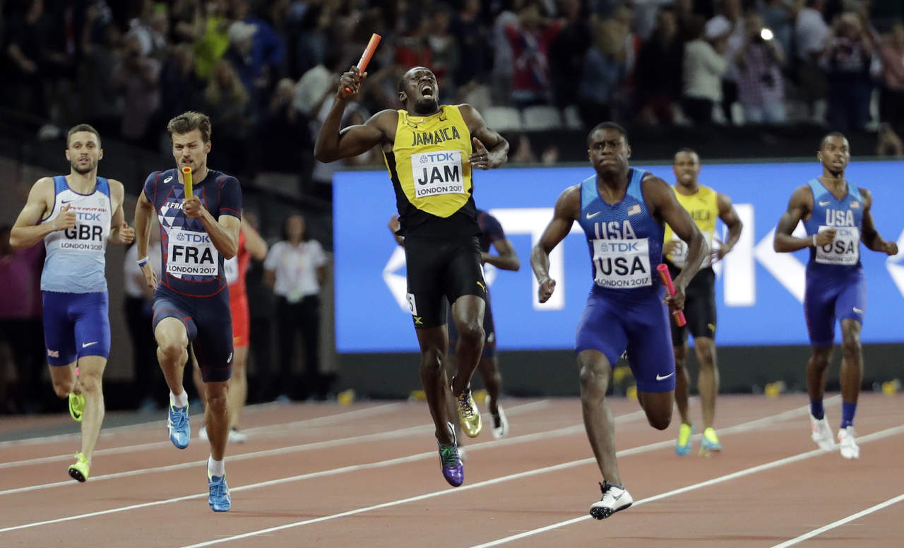 Usain Bolt, en su última carrera, se lesiona y no logra terminar los 4x100. (AP)