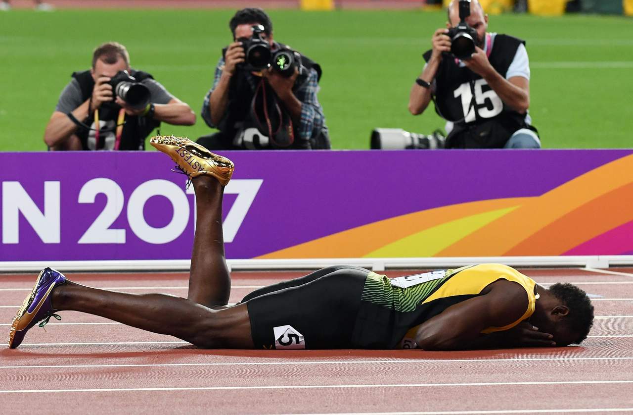 A media recta, Bolt se echó la mano al muslo derecho y cayó al suelo con gestos de dolor. Allí permaneció durante dos minutos, antes de incorporarse para entrar caminando en la meta. (EFE)