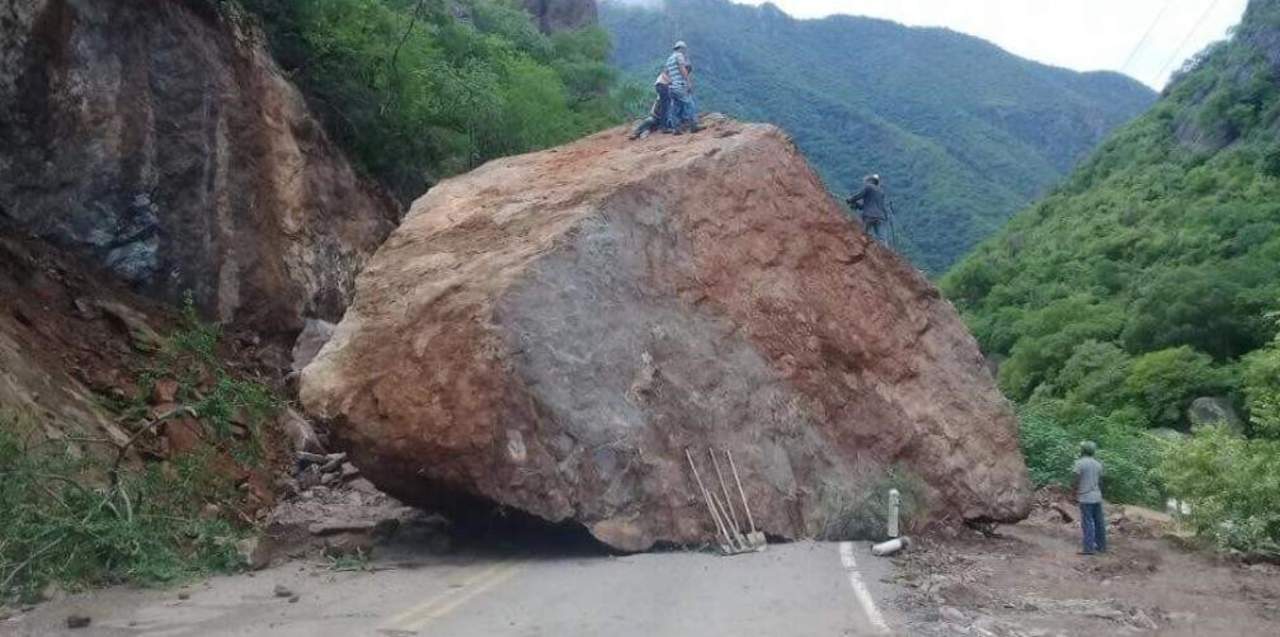 Carretera en Chihuahua es bloqueada por deslave de piedras