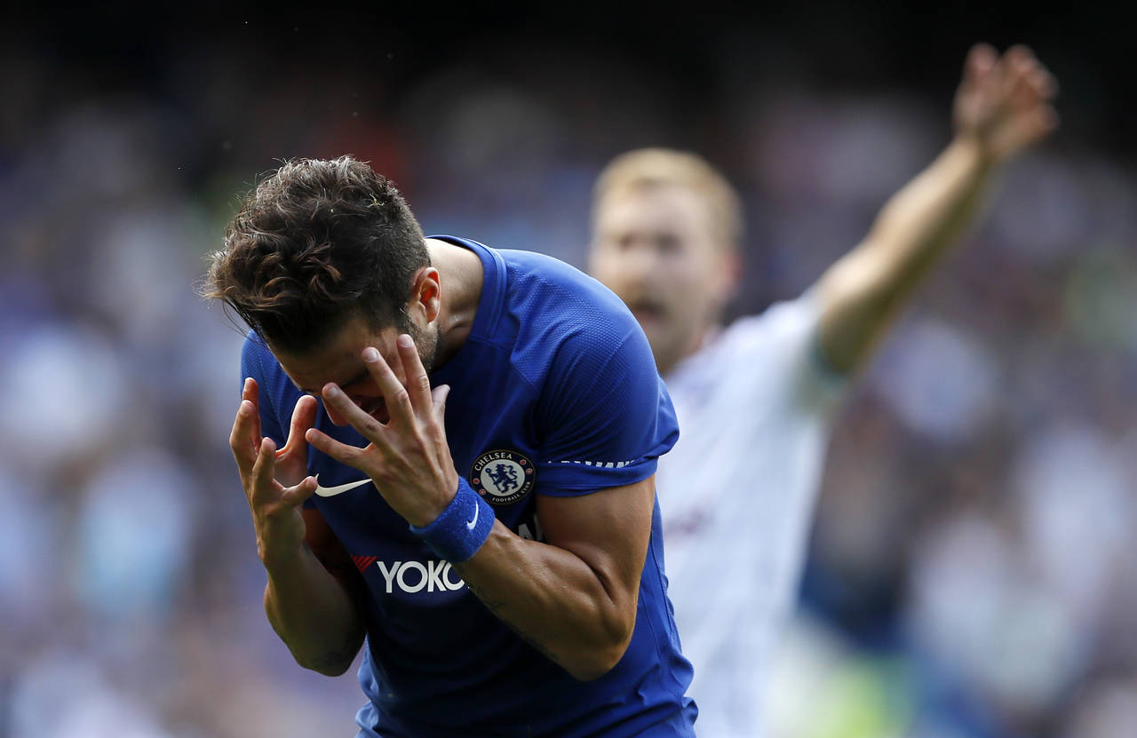 Cesc Fábregas lamenta su expulsión en el partido de ayer. Pierde campeón Chelsea en Inglaterra
