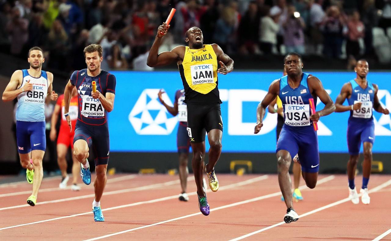 Bolt cruzó la meta caminando y con las manos vacías. El final más cruel para una leyenda. (Fotografías de EFE)