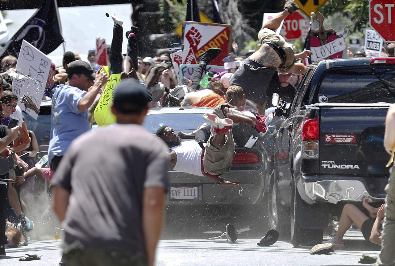 Sin piedad. Un vehículo irrumpió ayer contra un grupo de personas que se manifestaban en contra de la marcha supremacista ‘Unir a la derecha’ en Charlottesville, Virginia. El incidente dejó un muerto y más de 20 heridos. (AP)