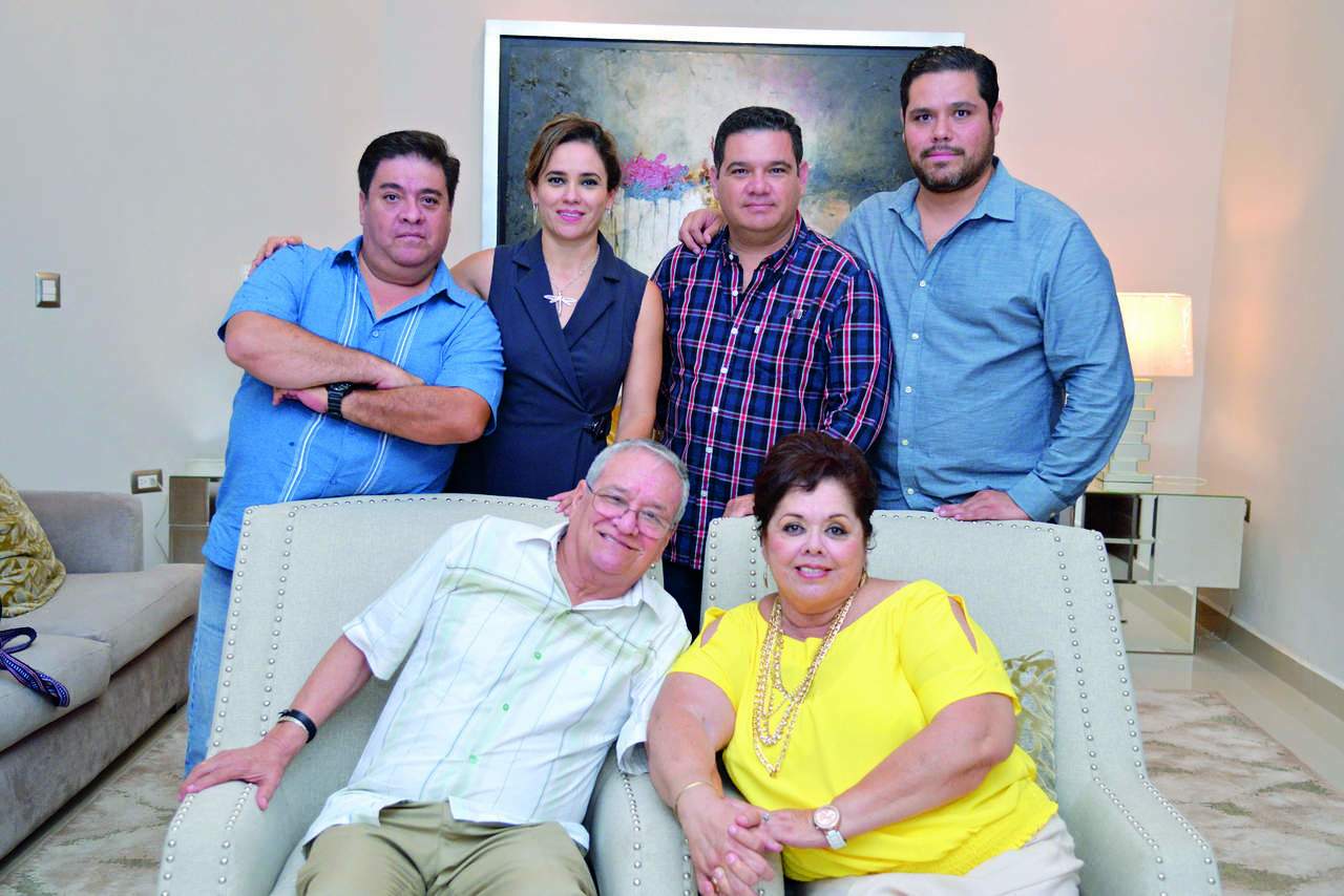 Dr. Ignacio Montañez y su esposa, María del Socorro Betancourt, con sus hijos: Ignacio, María de Lourdes, Mauricio y Gerardo