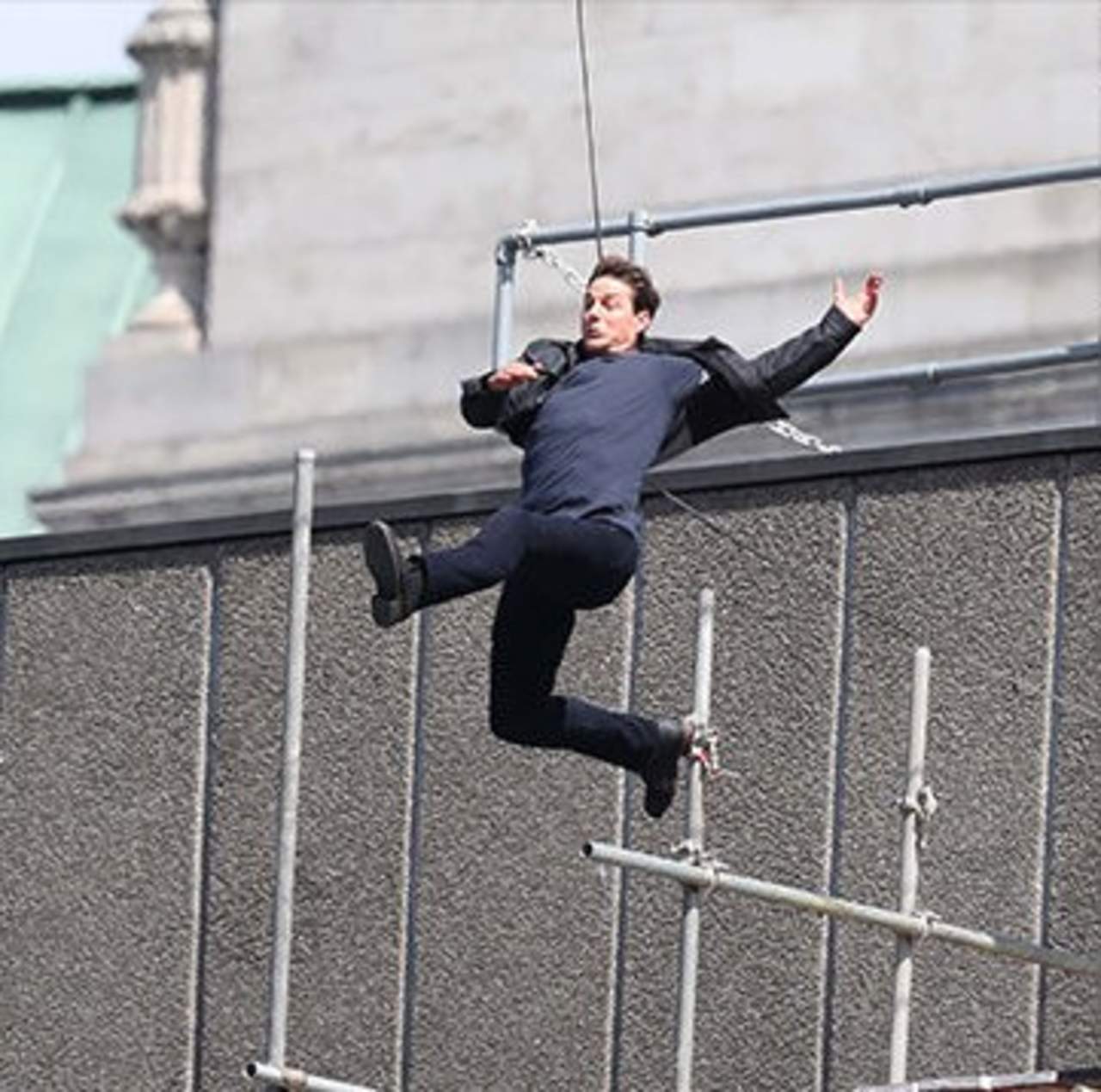 En el video se ve cuando el actor salta a un edificio, golpeándose con un costado, antes de escalarlo y correr huyendo por encima. (TMZ)
