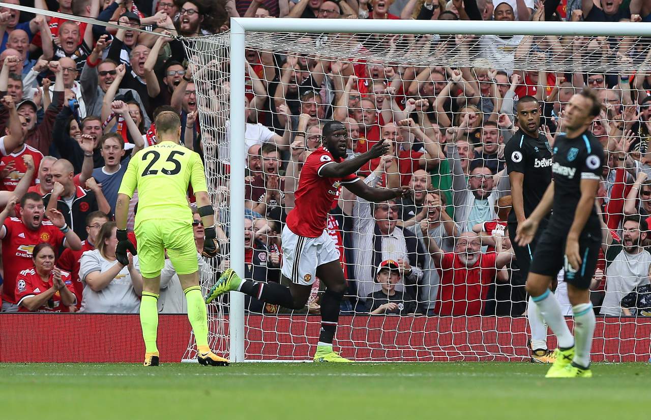 Los dos goles fueron por parte del delantero belga Romelu Lukaku, quien se estrenó como goleador en su primer partido oficial con Manchester United, además de las anotaciones de los franceses Anthony Martial y Paul Pogba.