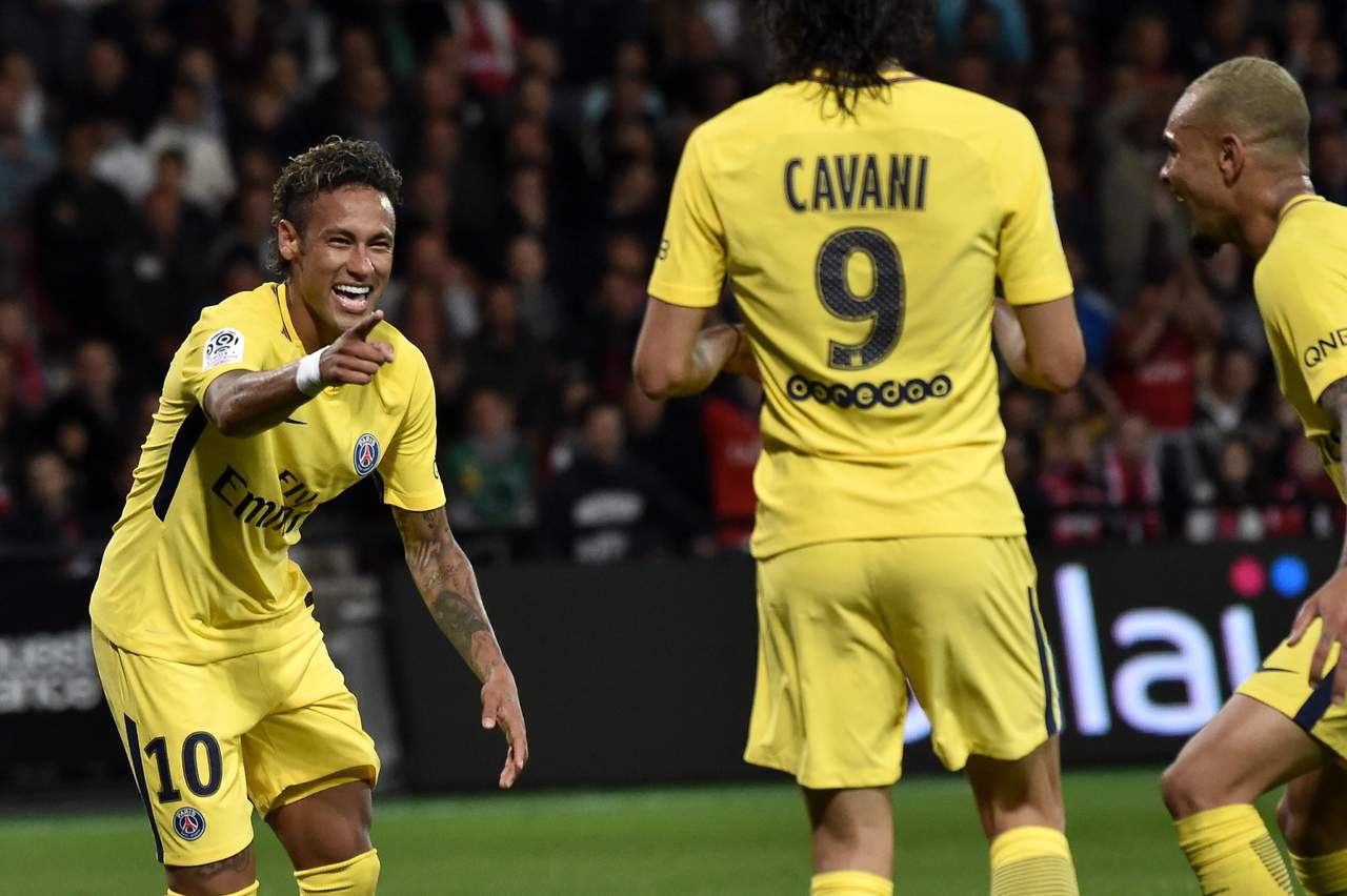 Neymar anotó el tercer gol en la victoria del PSG 3-0 sobre Guingamp. (EFE)