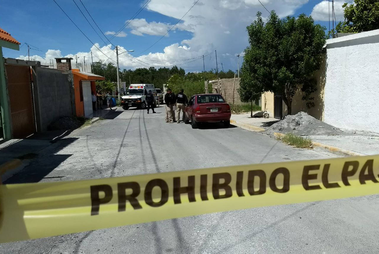 Auxilio. Elementos de las corporaciones policíacas y de Cruz Roja acudieron al domicilio, pero el joven ya estaba muerto. (CORTESÍA)