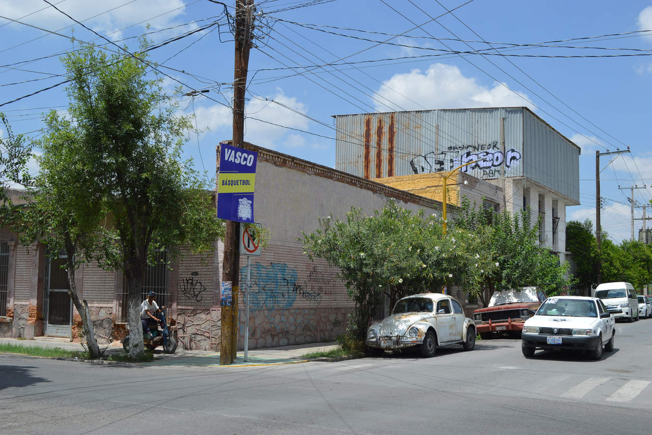 En el primer cuadro. Esquinas como Sarabia y Morelos tienen estas manchas que dañan la imagen del primer cuadro de la ciudad. (DIANA GONZÁLEZ)
