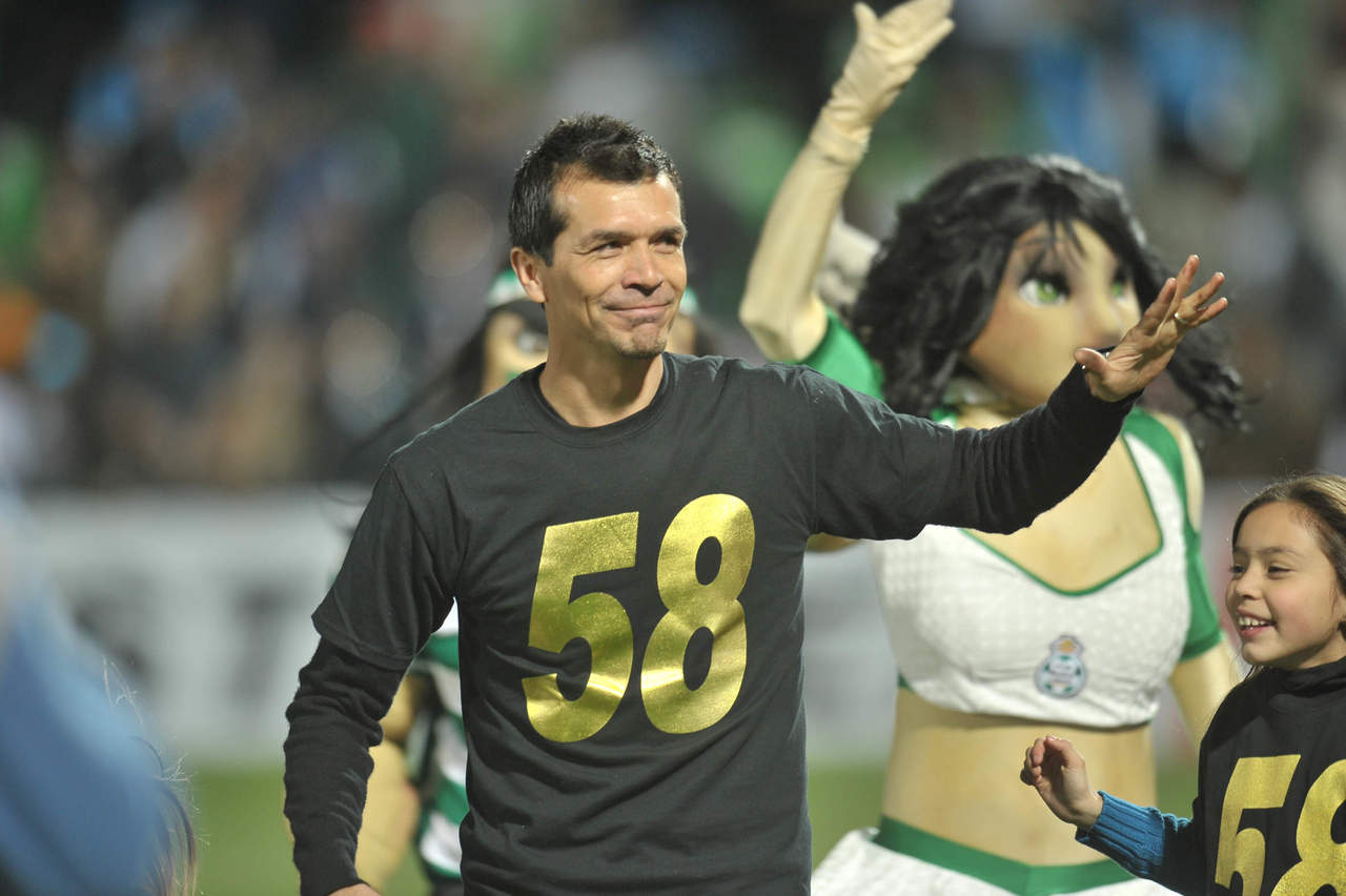 Con Santos lograría tocar la gloria en dos ocasiones, levantando el título en los años 1996 y 2001, para consolidar su carrera siendo campeón en México y buscando alcanzar más metas en su carrera.
