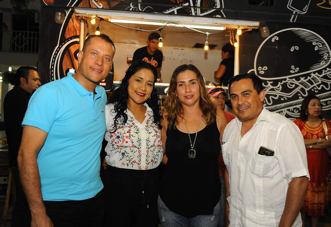 Gerardo, Susy, Lupita y Padre Víctor
