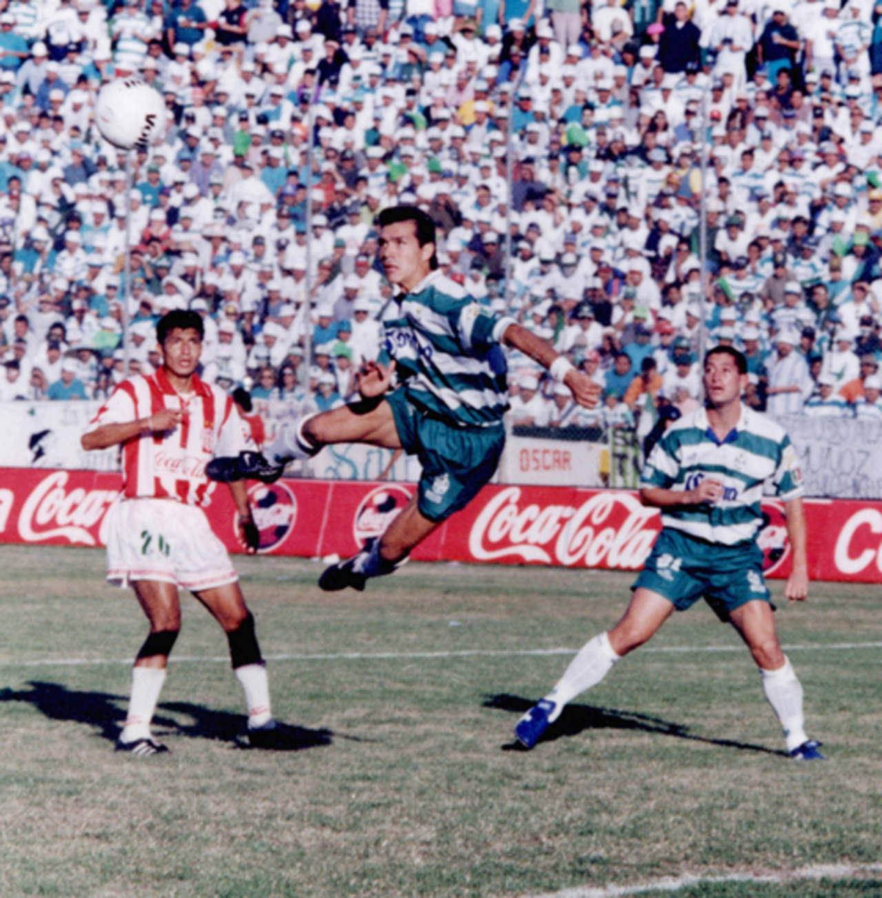 El ariete es el máximo goleador histórico de Santos Laguna, donde marcó 205 goles.

