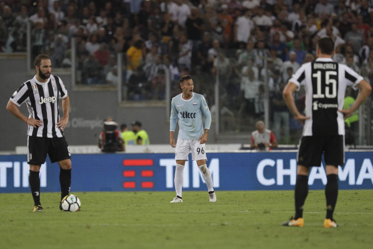Juventus dejó ir la Supercopa de Italia tras perder el domingo 3-2 con Lazio. (AP)