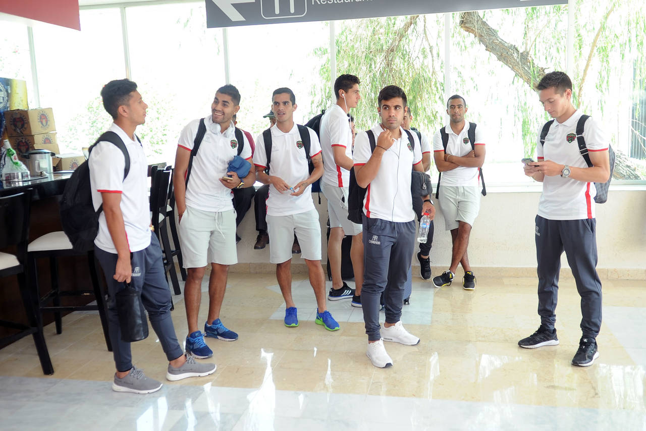 Con una derrota ante Santos, los Bravos quedarían fuera de la Copa MX. Ayer, el equipo de Juárez hizo su arribo al aeropuerto internacional de Torreón. (Ramón Sotomayor)