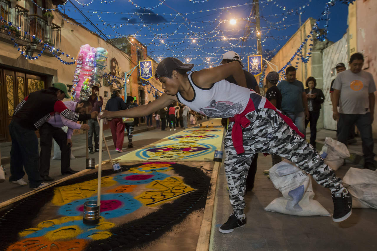 Como cada año, miles de visitantes nacionales y extranjeros acudieron la noche del 14 de agosto para admirar los tapetes y las alfombras que los artesanos elaboran en honor a la Virgen de la Caridad. (NOTIMEX)