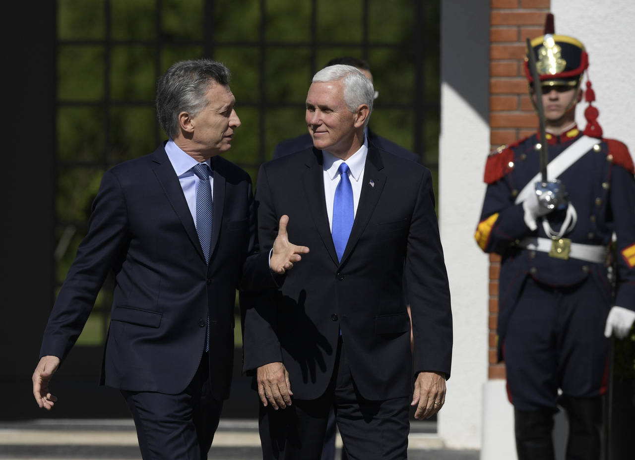 Apoyo. Tras reunirse horas antes con Macri, el vicepresidente de EU dijo que 'por suerte, Argentina no está sola en estas reformas'. (EFE)