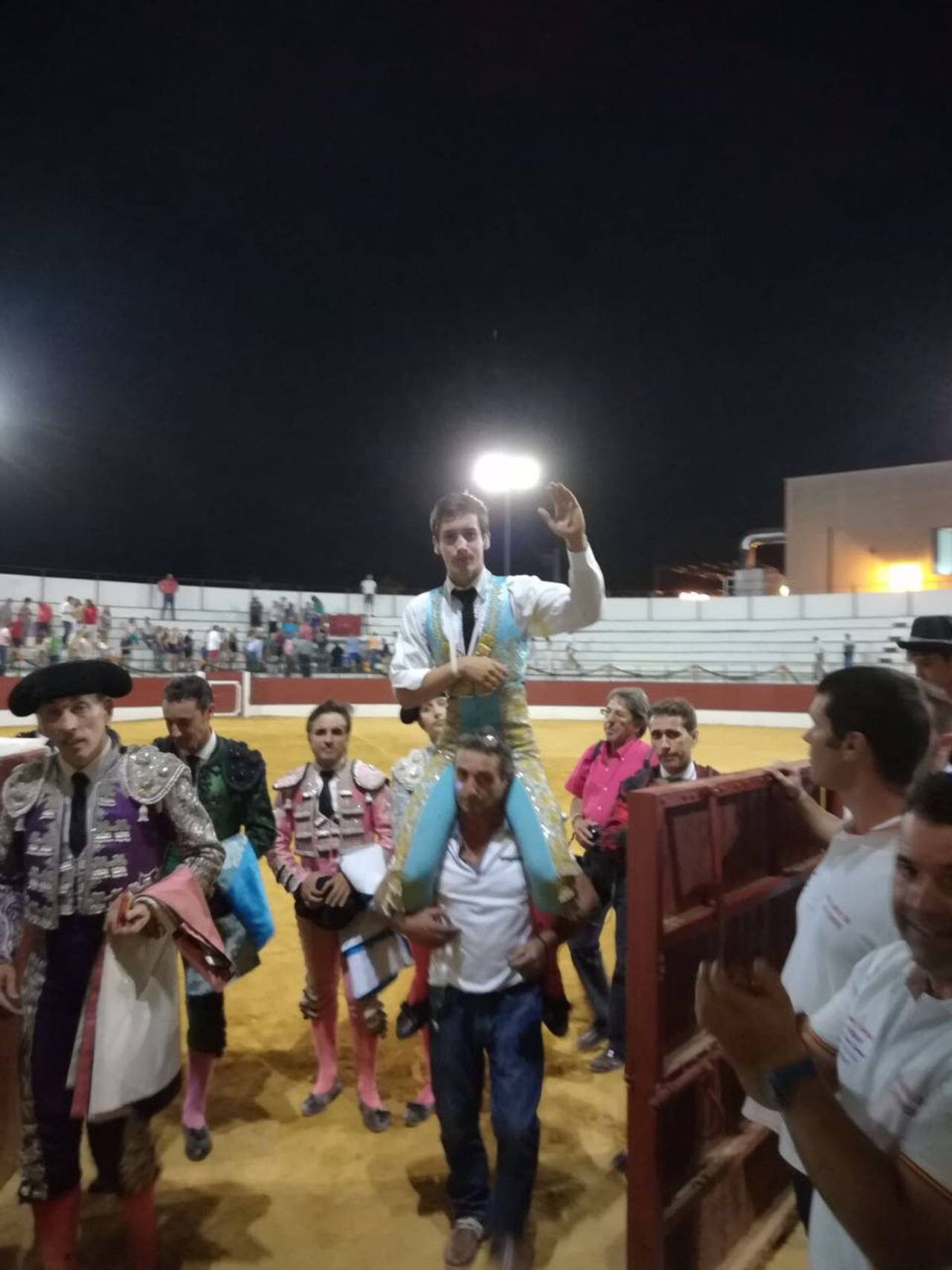 El egresado de la Academia de Cultura Taurina del Coliseo Centenario de Torreón sigue acumulando orejas y experiencia como novillero. Gilio II sale a hombros por cuarta ocasión en Europa