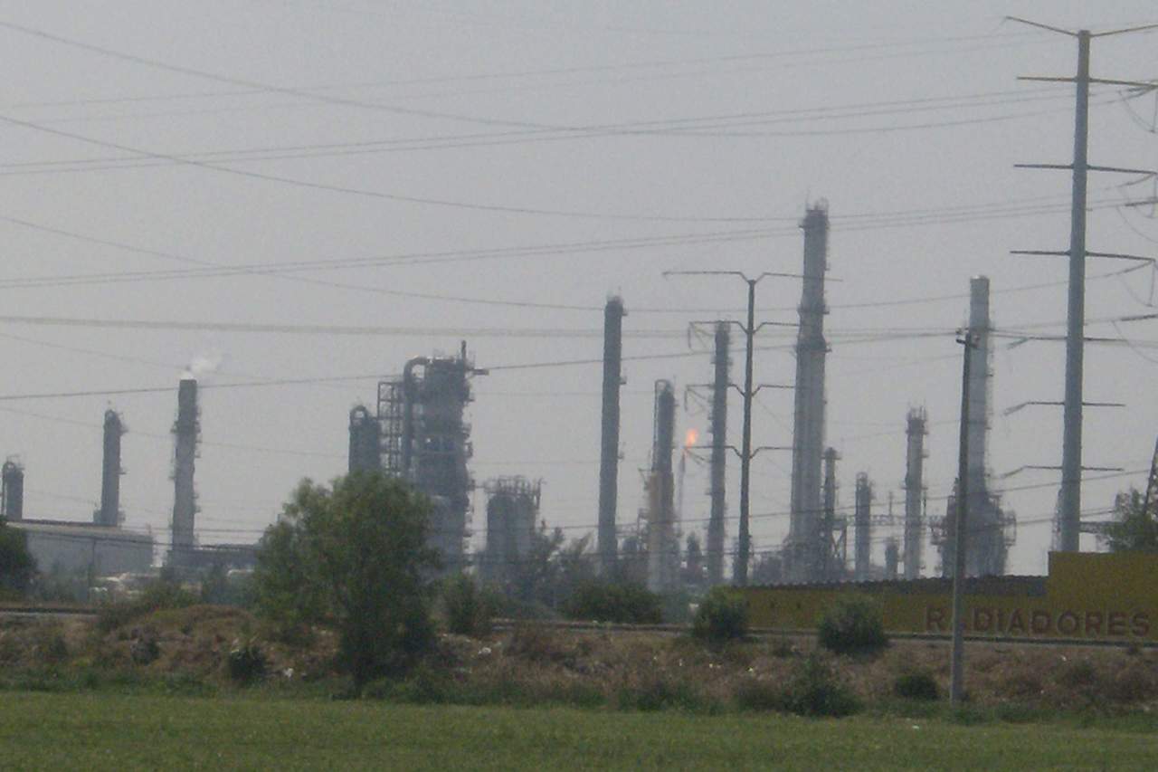 A la distancia, la refinería de Tula, para la cual Pemex otorgó contratos de millones de pesos para distintas obras a la empresa brasileña Odebrecht. (ARCHIVO)