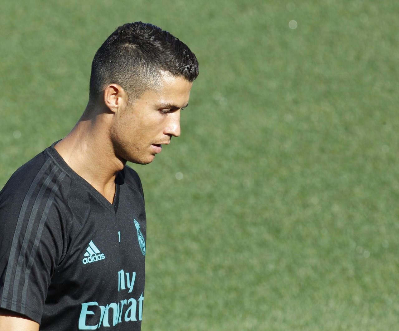 La segunda amarilla hizo que el árbitro expulsara a Cristiano Ronaldo en el Camp Nou y se pierde la vuelta de la Supercopa de este miércoles en el estadio Santiago Bernabéu y también los cuatro primeros partidos de Liga, que comienza este fin de semana.
