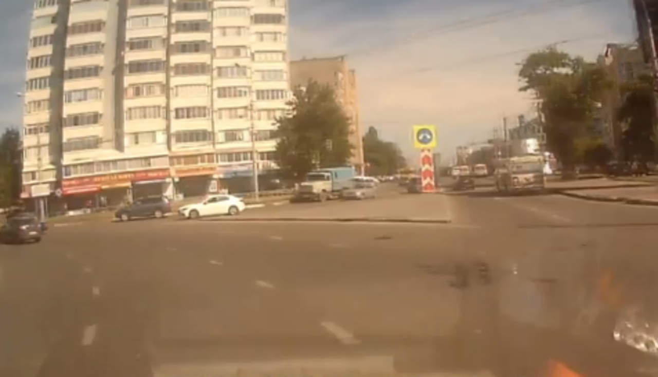 Bebé cae al asfalto desde un automóvil en Rusia