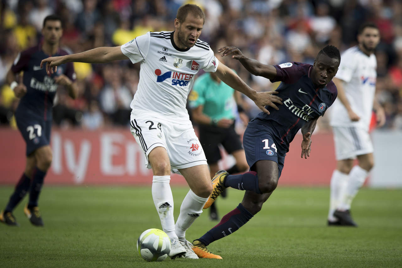 Blaise, además de ser seleccionado nacional por Francia jugo 236 partidos para el Paris Saint Germain anotando 25 goles y repartió 23 asistencias.