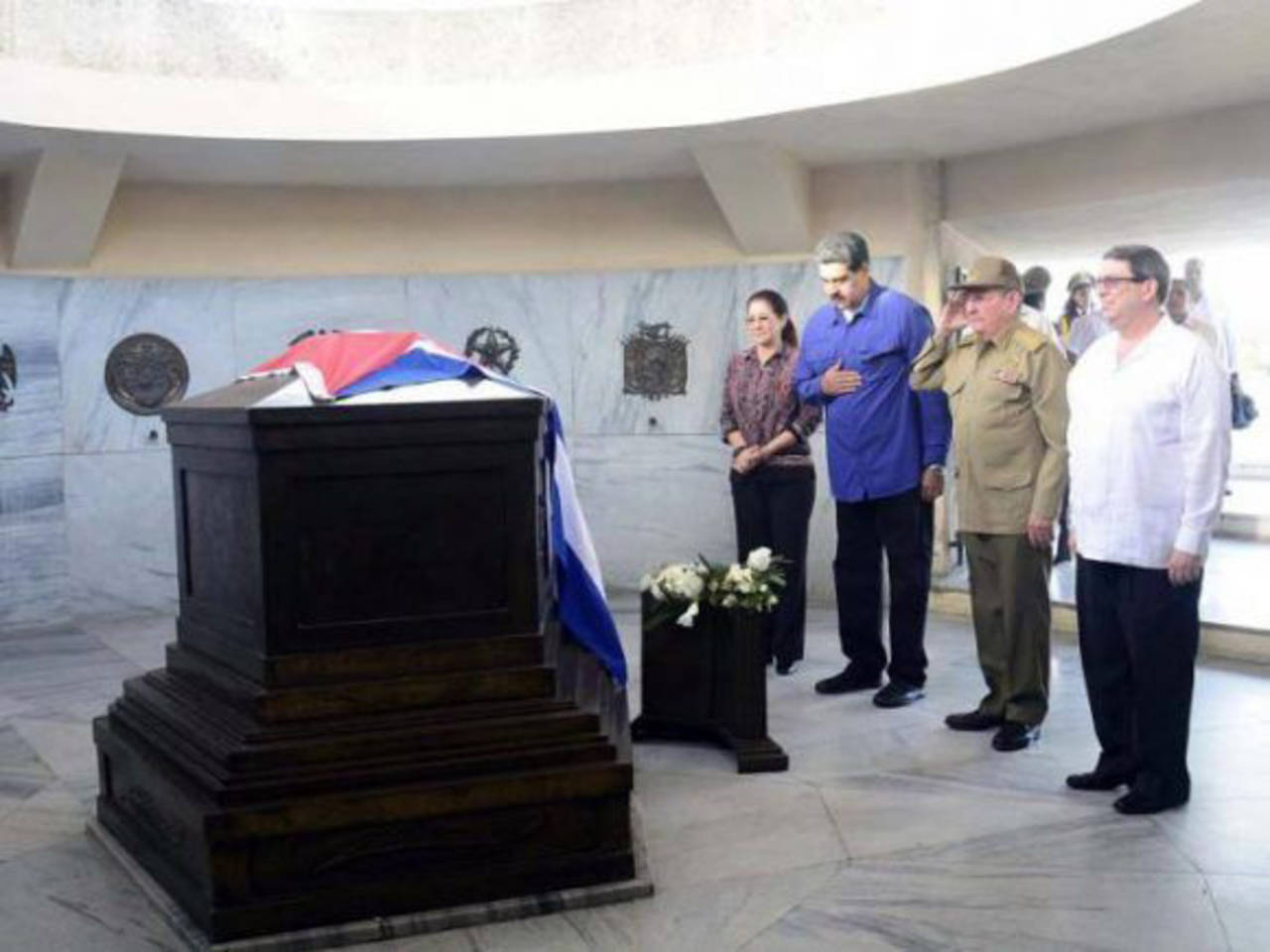 Tributo. Nicolás Maduro (2° izq.) junto a Raúl Castro (2° der.) visitó la tumba del líder cubano Fidel Castro. (EFE)