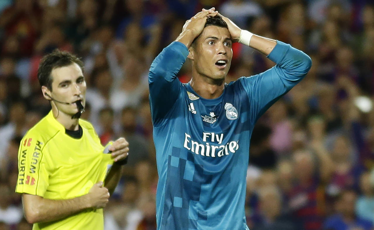 Al ser expulsado en el duelo de ida de la Supercopa de España, Cristiano dio un leve empujón al árbitro central. (AP)