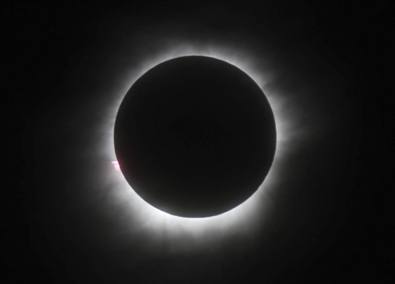 La transmisión permitirá a la gente de todo el mundo ver y unirse a la conversación #Eclipse2017 y disfrutar el evento natural a través de sus aplicaciones. (ARCHIVO)