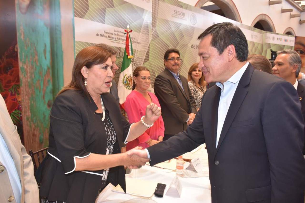 María Luisa González Achem, alcaldesa de Lerdo, saluda al secretario de Gobernación, porMiguel Ángel Osorio Chong. (CORTESÍA)