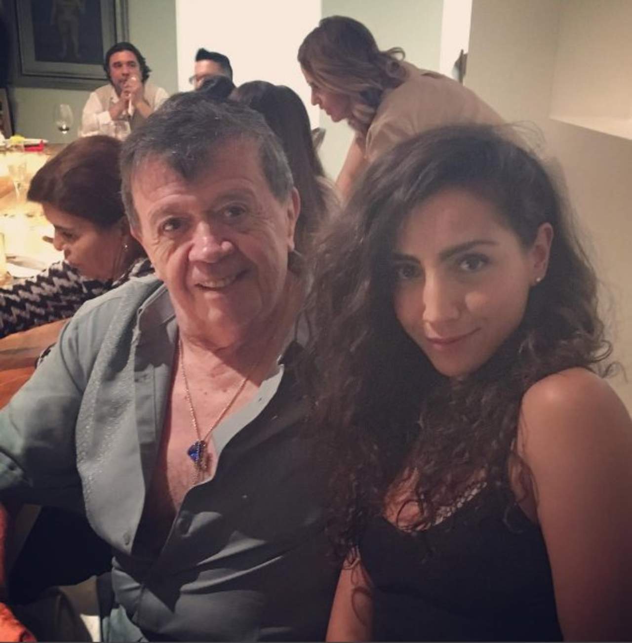 Luego de tomarse una foto con 'Chabelo', Karla Cruz fue señalada como la conquista del conductor. (ARCHIVO)