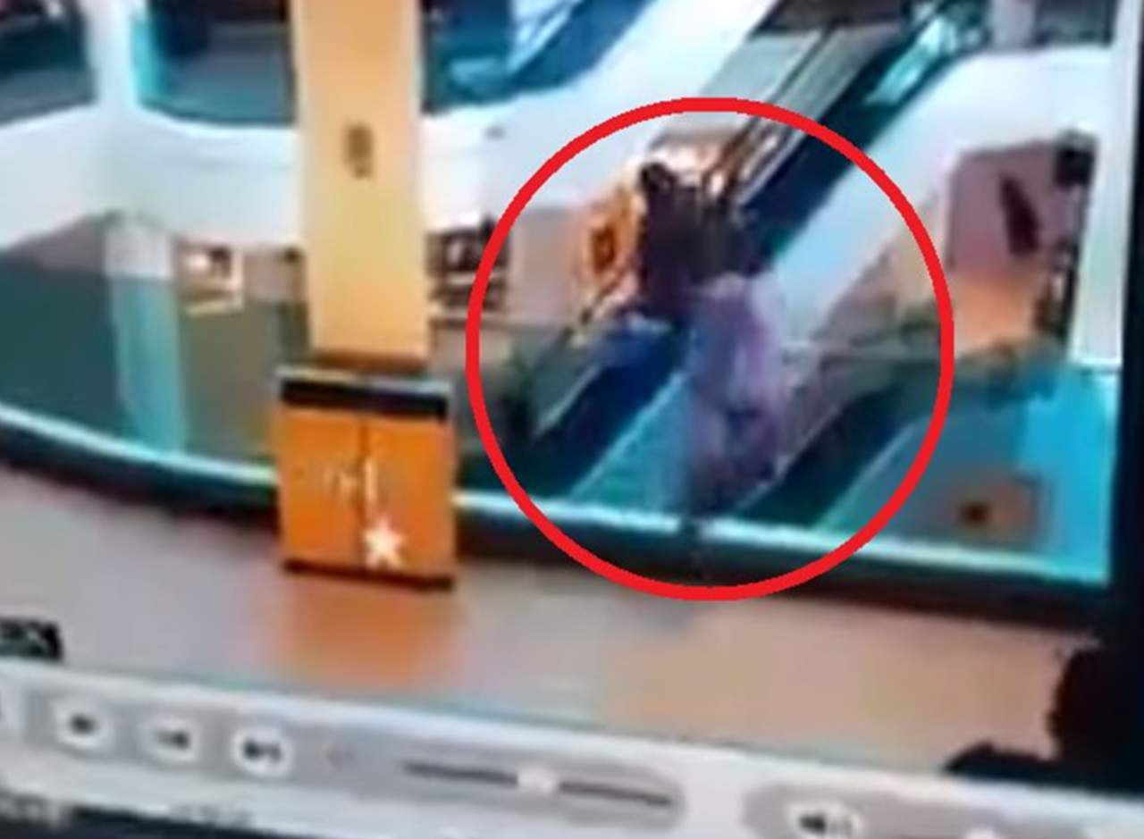 Intenta suicidarse saltando del tercer piso de un centro comercial