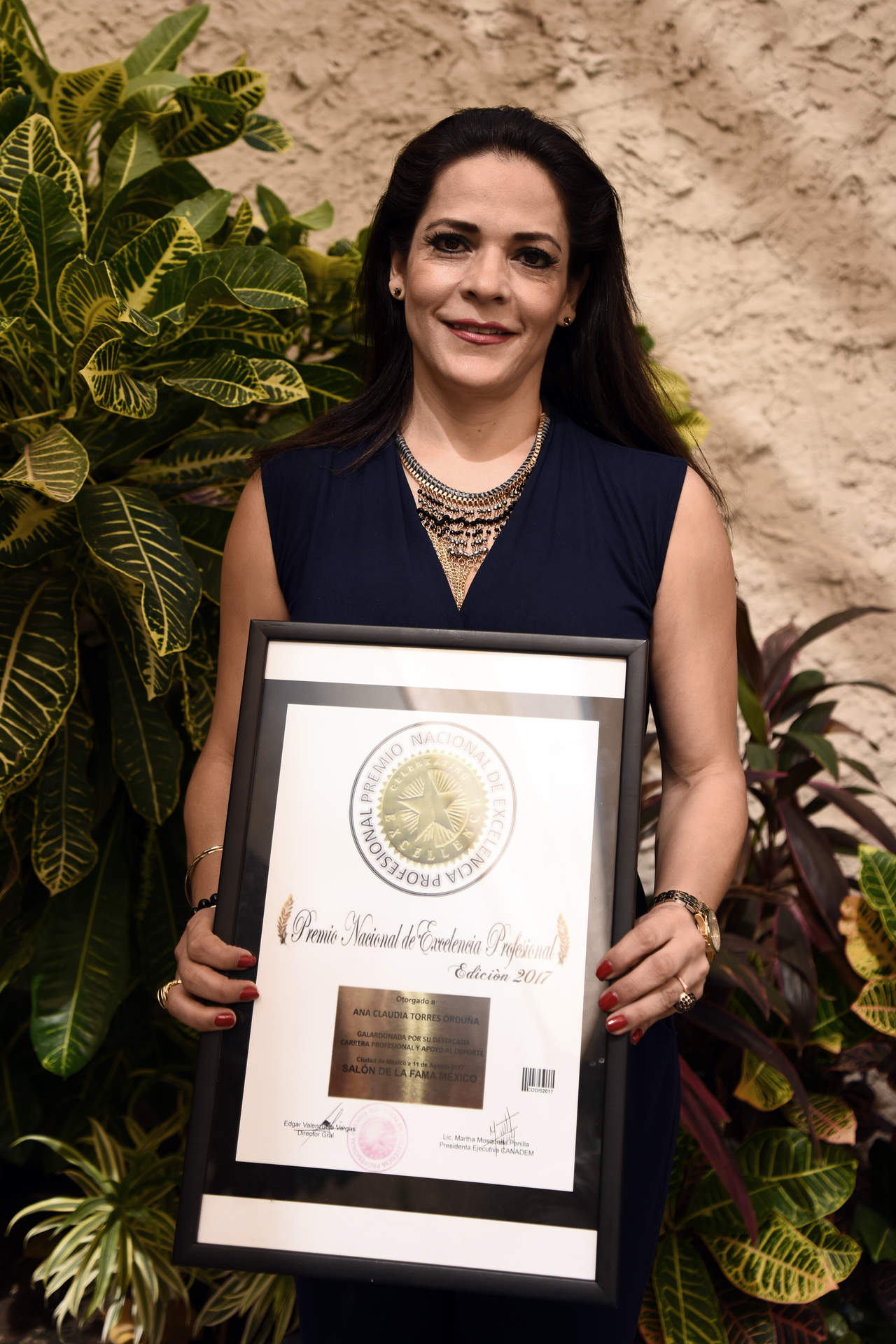 Ana Claudia Torres Orduña recibió el Premio Nacional de Excelencia Profesional. 