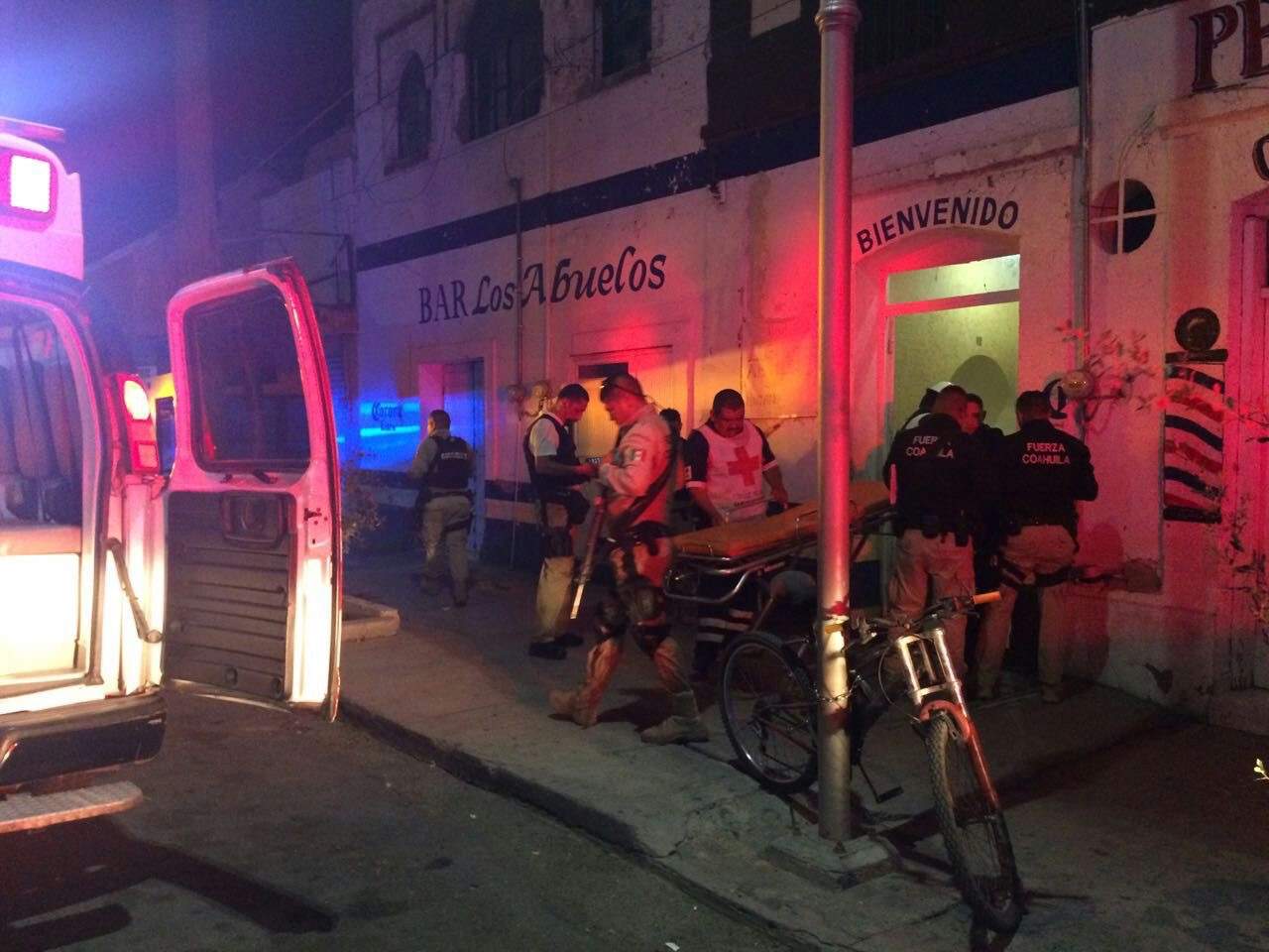 En su trayecto desde la calle 5 de Mayo hasta el bar Los Abuelos las mujer fue dejando un gran rastro de sangre, por lo que se dijo que su estado es delicado. (ESPECIAL)