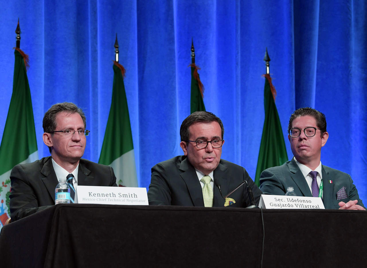  El secretario de Economía de México, Ildefonso Guajardo Villareal (centro); Kenneth Smith (izq) y Juan Carlos Baker(der) durante la primera ronda de negociaciones del TLCAN. (NOTIMEX)
