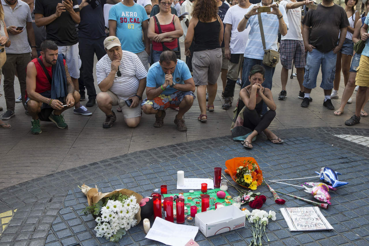 Trece víctimas murieron este jueves en Barcelona cuando una furgoneta irrumpió a gran velocidad en la zona de las Ramblas. (EFE)