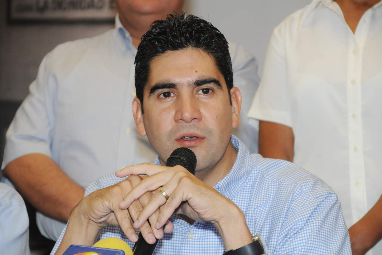 El líder de la bancada panista en el Congreso, Jesús de León, arremetió contra el gobernador Rubén Moreira quien está a tres meses de concluir su administración. (ARCHIVO)