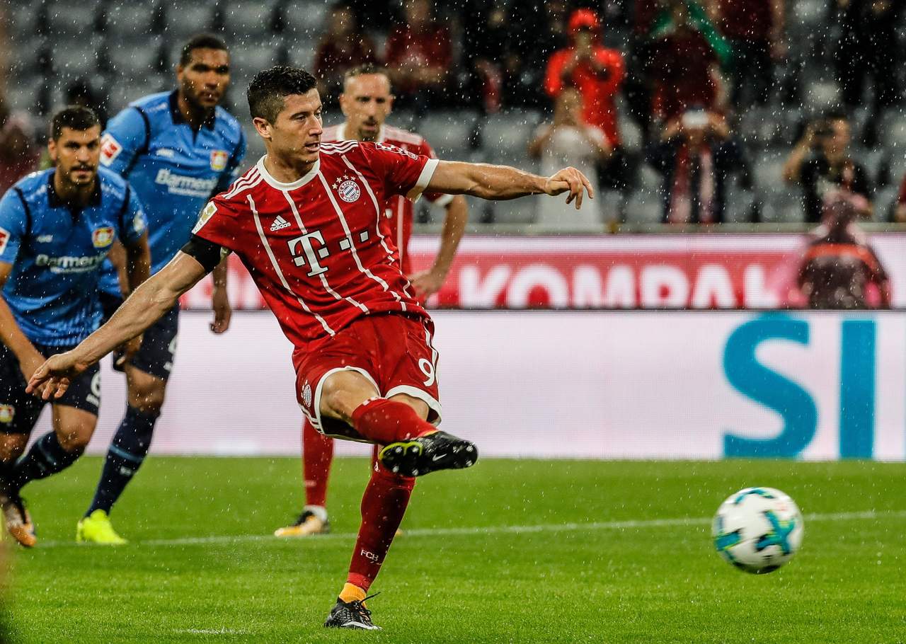 Robert Lewandowski marcó el tercer tanto en la victoria del Bayern Munich 3-1 sobre Bayer Leverkusen. (EFE)