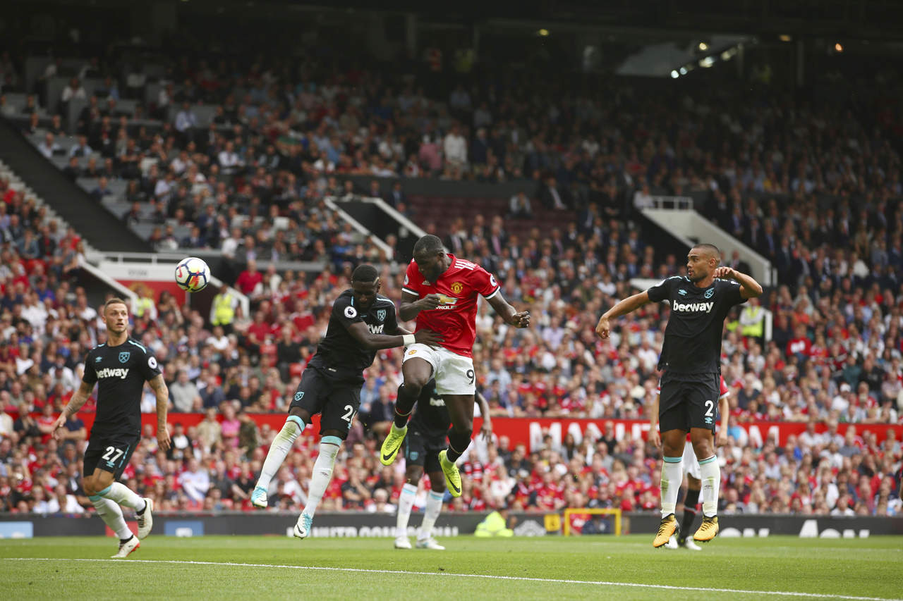 West Ham fue goleado 4-0 en su debut ante el Manchester United. (AP)