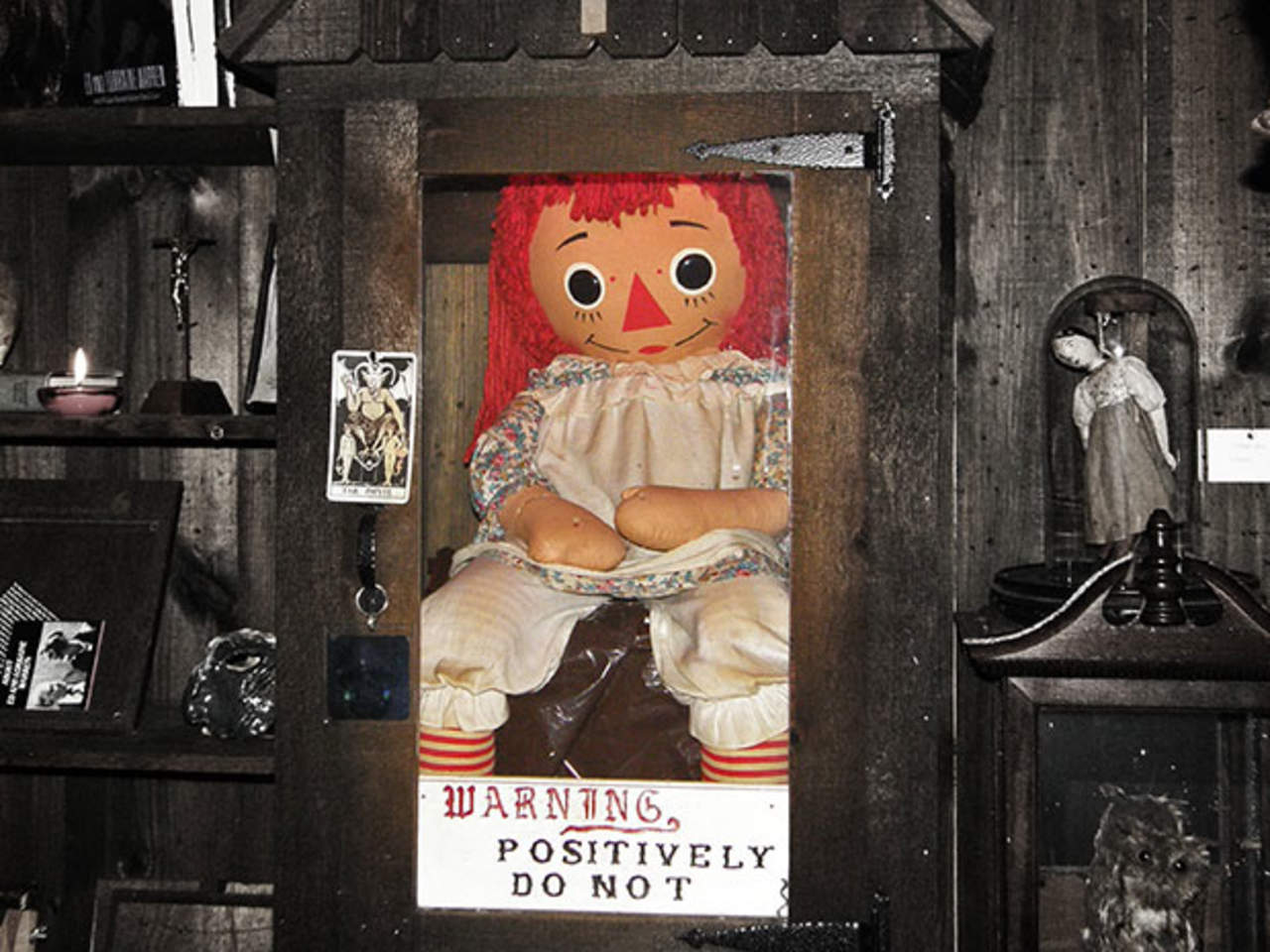 Conoce a Annabelle. A pesar de su fama, la muñeca Anabelle original reside actualmente en una caja protectora en el Museo ocultista de Lorraine Warren en Moodus, Connecticut. (ESPECIAL)
