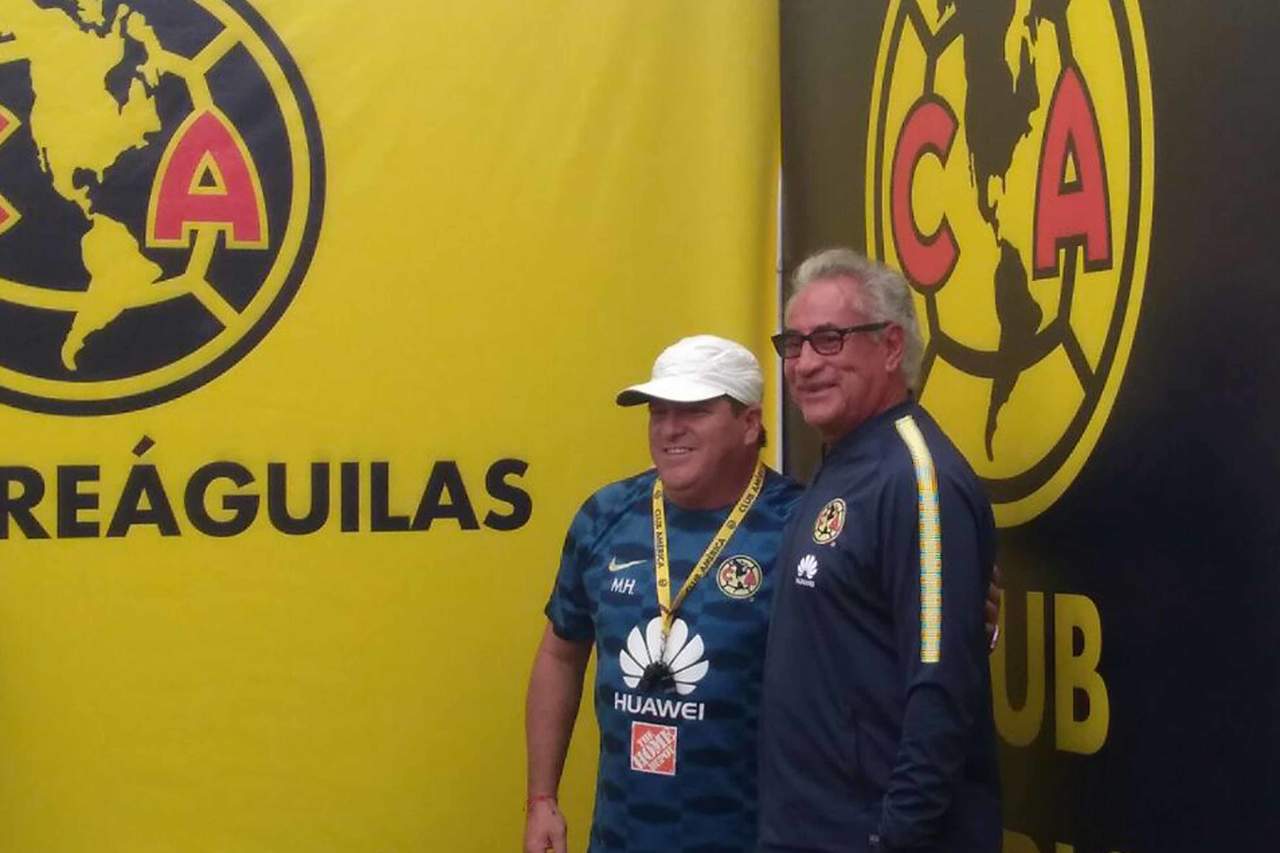 Leonardo Cuéllar (d)  y Miguel Herrera, entrenadores del América femenil y varonil, respectivamente. (El Universal)