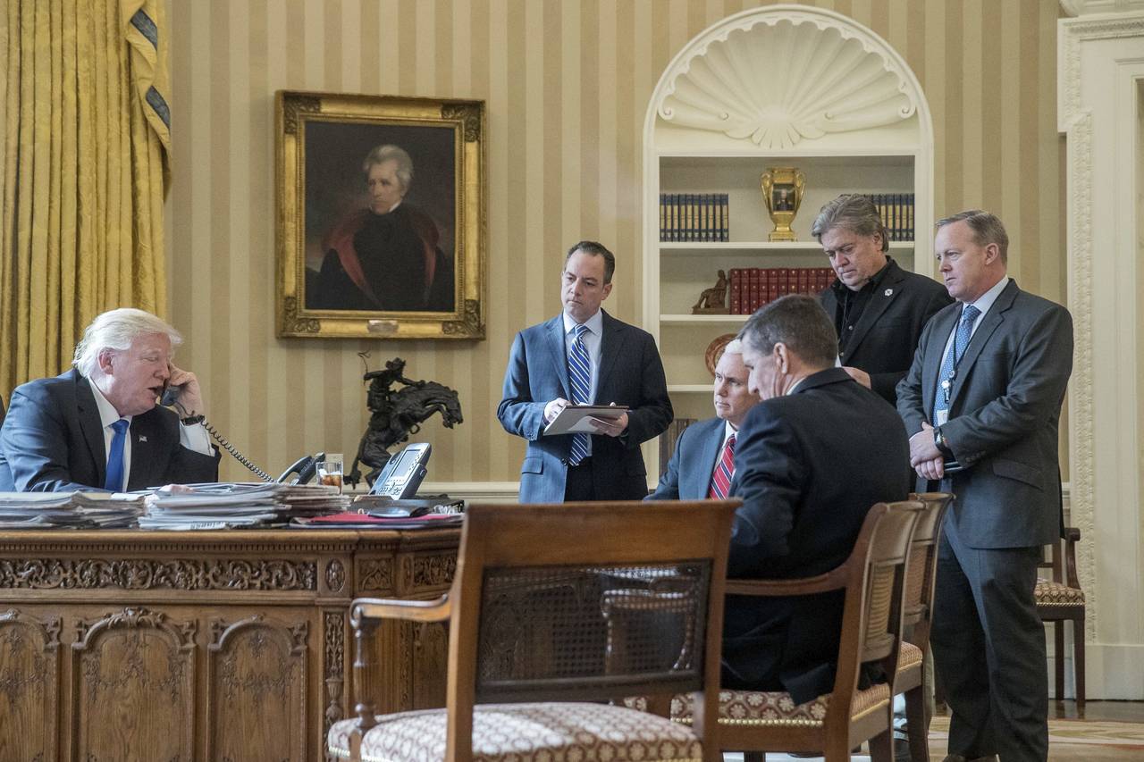 Sólo queda uno. En la fotografía de archivo del 28 de enero, Trump se reunió con sus colaboradores más cercanos. Reince Priebus (1° izq.), Michael Flynn (cen.) Steven Bannon y Sean Spicer (der., de pie), todos ellos fueron despedidos del gabinete. El vicepresidente Mike Pence es el único que se mantiene en la administración.