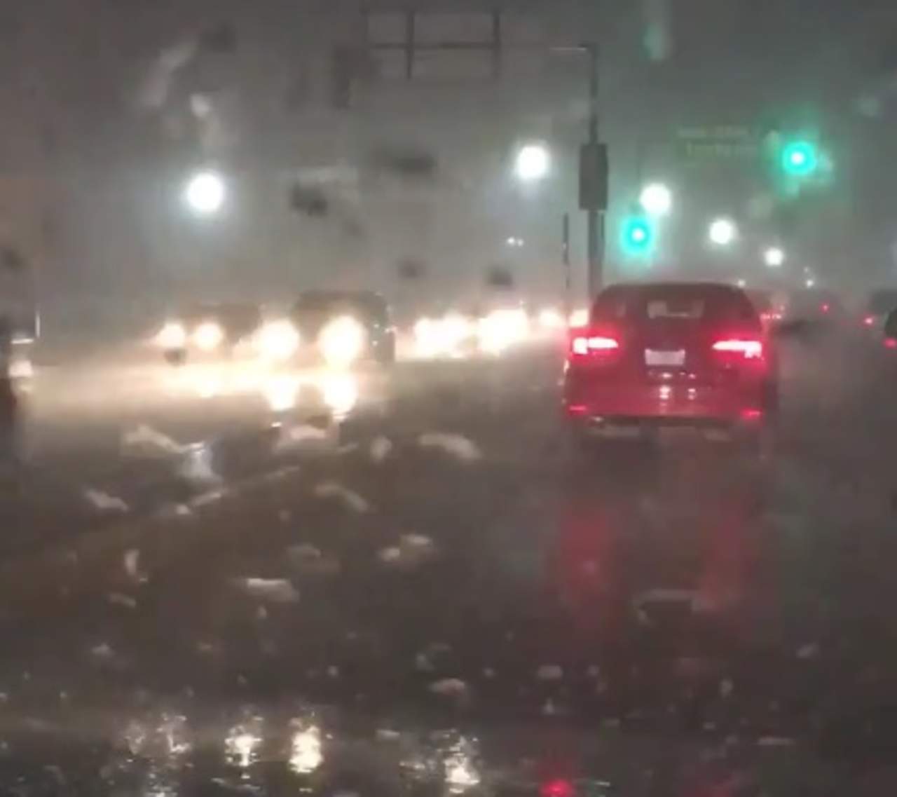 Visibilidad. La lluvia provocó poca visibilidad entre los automovilistas que circulaban por la carretera Torreón-Matamoros.