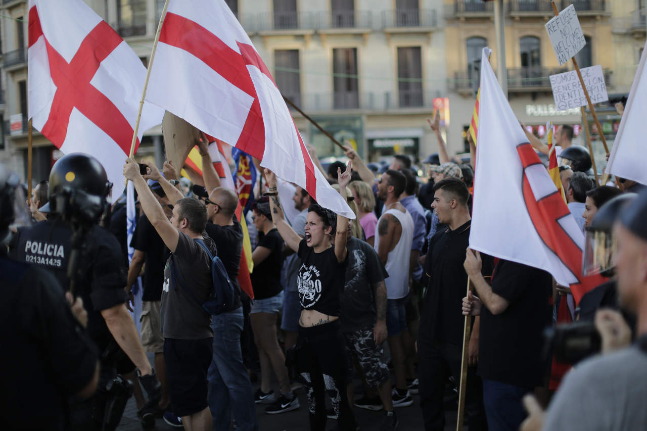 Repudio.Un grupo de Neo-nazis protestó en Las Ramblas con la consigna ‘Alto islamización de Europa’, pero fueron retirados.