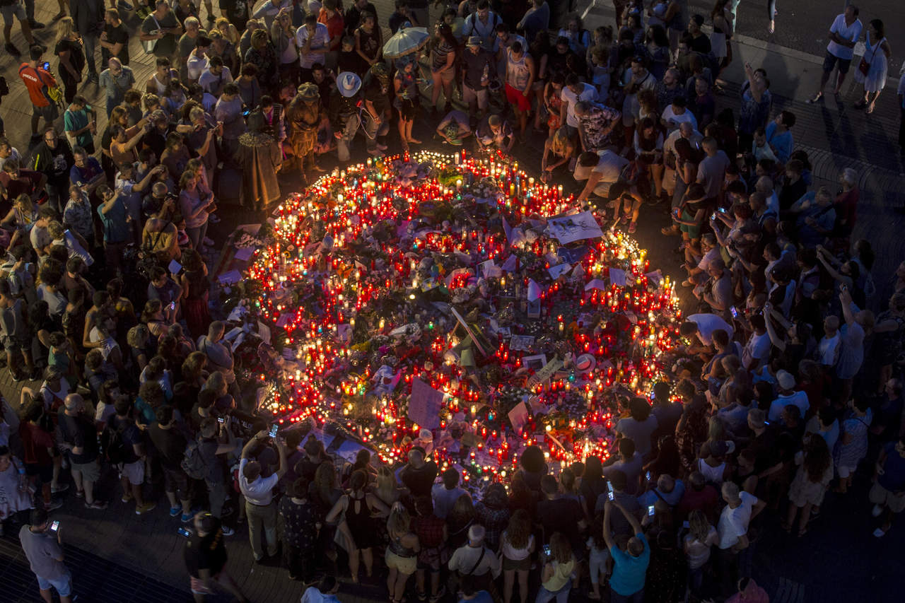 Cataluña, lugar de paz’. Decenas de personas acudieron anoche a Las Ramblas para depositar flores y velas encendidas.